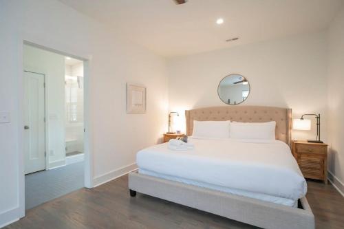 Una cama o camas en una habitación de Five Block Walk From Historical Downtown Franklin