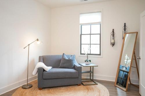 Un lugar para sentarse en Five Block Walk From Historical Downtown Franklin