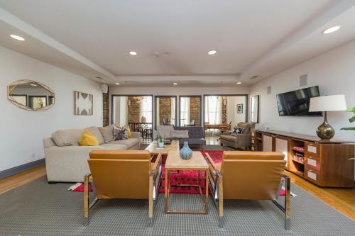 una sala de estar con un sofá y una mesa en 2 Chic Lofts right ON Broadway Strip Sleeps 10, en Nashville