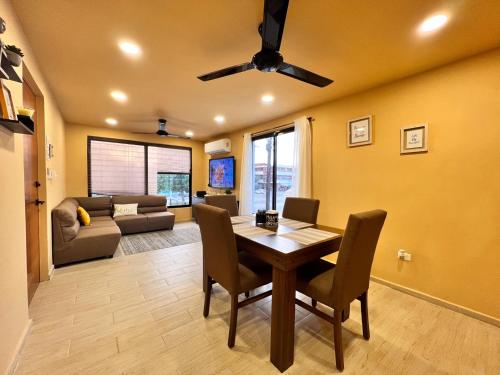 a living room with a table and chairs and a couch at Depa Palenque I Cancun in Cancún