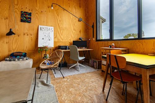 Cette chambre dispose d'une table, de chaises et d'un bureau. dans l'établissement Cosy et Lumineux Métro Ligne 9, à Montreuil
