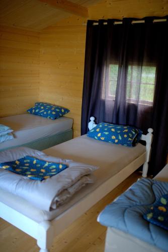 a bedroom with two beds and a window at Kalmaküla kämpingud in Kalmaküla