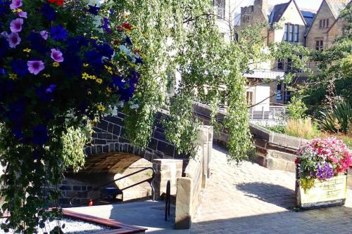 Κήπος έξω από το Luxury Hebden Bridge apartment with river views