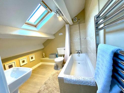 Ένα μπάνιο στο Luxury Hebden Bridge apartment with river views