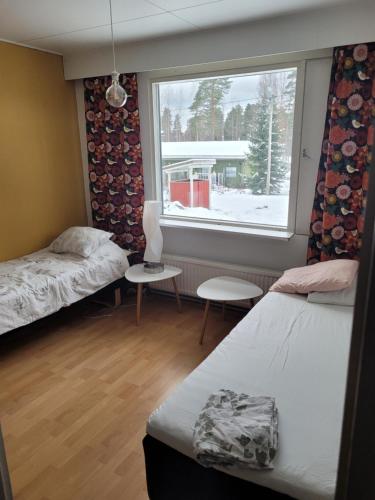 En eller flere senge i et værelse på harjusenkatu 56