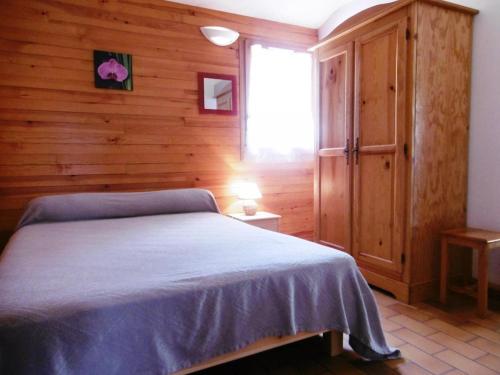 un dormitorio con una cama y una ventana en La bourdaine, en Brocas