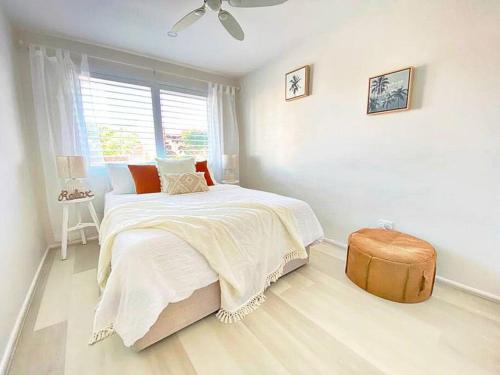 The Beach Pad - Renovated 1BR Steps from Towradgiにあるベッド
