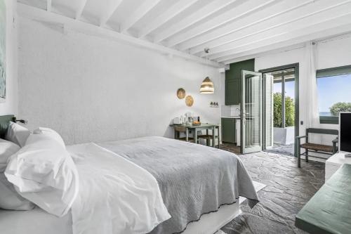 Postel nebo postele na pokoji v ubytování Niriides Resort