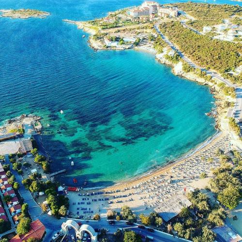an aerial view of a beach with umbrellas and the ocean at Kairos Hotel in Siğacık