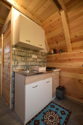 Kuchyň nebo kuchyňský kout v ubytování Mountain Paradise Cabins