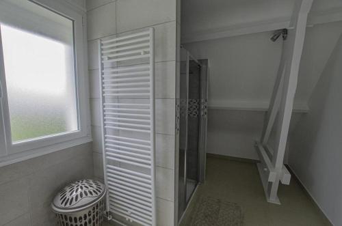 eine ebenerdige Dusche im Bad mit Fenster in der Unterkunft La maison de campagne in Lusigny-sur-Barse