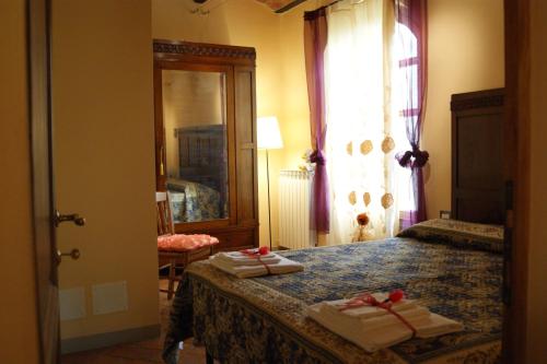 サン・ジミニャーノにあるPodere San Galganoのベッドルーム1室(ベッド1台、タオル2枚付)