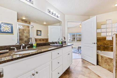 Kuchyň nebo kuchyňský kout v ubytování Large Corner Unit at Ocean Walk with Sneak Peak of the Ocean ~ OW20-501