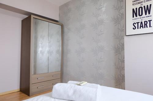 Ένα ή περισσότερα κρεβάτια σε δωμάτιο στο Homey and Cozy 1BR Apartment at Braga City Walk By Travelio