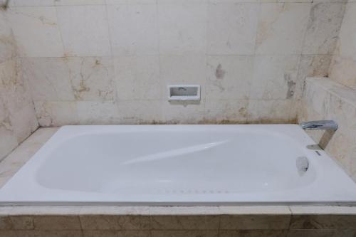 Ένα μπάνιο στο Homey and Cozy 1BR Apartment at Braga City Walk By Travelio