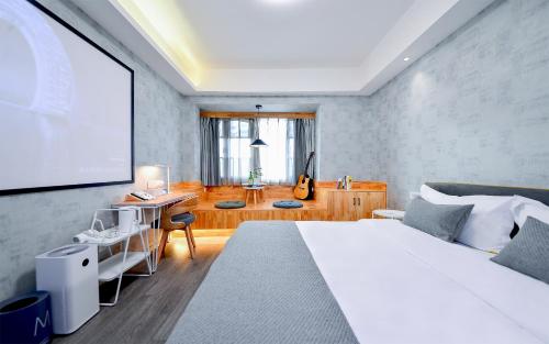 Postel nebo postele na pokoji v ubytování 笑脸里青年旅舍天府店