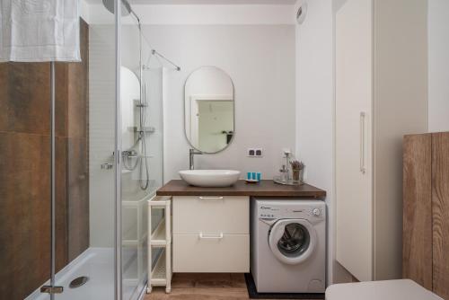 Bilik mandi di Sage Green Stylish Apartment by BookingHost