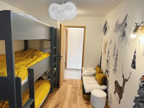 - une chambre avec des lits superposés et des draps jaunes dans l'établissement L'Olympe de Combloux - Terrasse & balcon sur la forêt, à Combloux