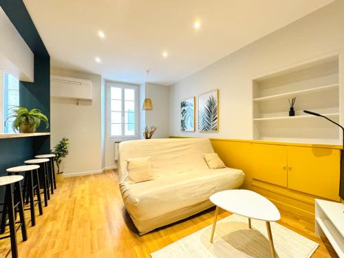 salon z kanapą i krzesłami w obiekcie L'écrin - 2 pièces - Le Suquet w Cannes