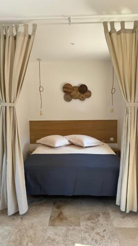 Un ou plusieurs lits dans un hébergement de l'établissement HomeStay Bormes