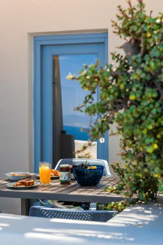 Φωτογραφία από το άλμπουμ του Okeanos Suite 2, Panoramic sea & garden view στη Φοινικιά