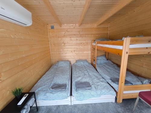 a room with two bunk beds in a cabin at Kanarbiku camp in Türi