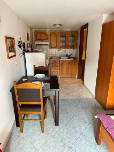 O bucătărie sau chicinetă la Apartman Marijana
