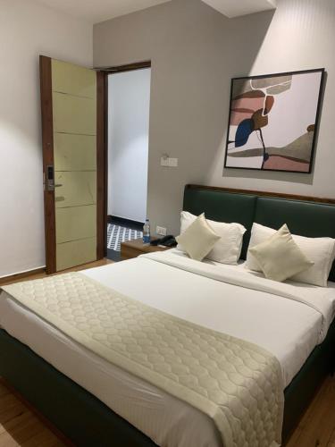 Ένα ή περισσότερα κρεβάτια σε δωμάτιο στο Pondy Heights - Suites and Studios