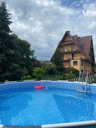 Bazén v ubytování Wypoczynek u komperdow Jacuzzi&Basen ogrodowy nebo v jeho okolí