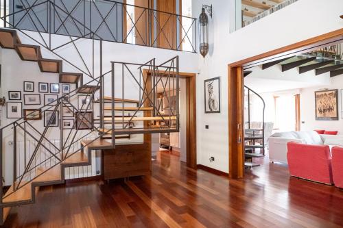 an open living room with a spiral staircase in a loft at Aires Azules del Tomir in Inca
