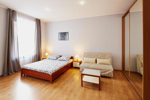 - une chambre avec un lit et une chaise dans l'établissement Apartment On the center of Lviv, à Lviv