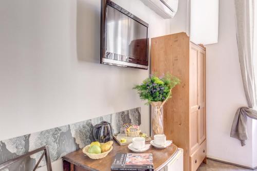 una cucina con tavolo e specchio sul muro di La Casa Di Amy a Roma