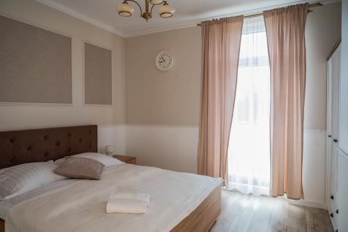a bedroom with a bed and a large window at Restauracja & Pokoje Gościnne Polowczyk in Miąskowo