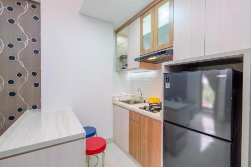 Una cocina o zona de cocina en Nice and Elegant 2BR at Transpark Cibubur Apartment By Travelio