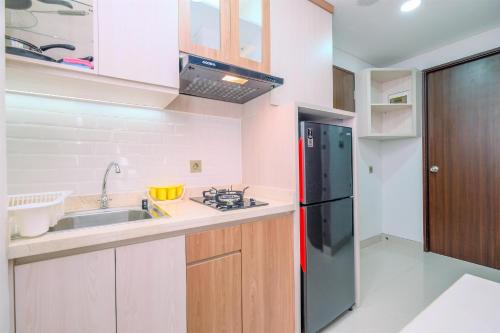 Una cocina o zona de cocina en Nice and Elegant 2BR at Transpark Cibubur Apartment By Travelio