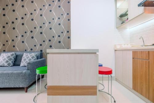 Zona de estar de Nice and Elegant 2BR at Transpark Cibubur Apartment By Travelio