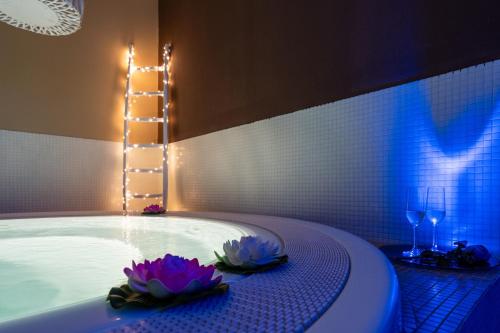 a bathroom with two flowers in a tub at Zyra Garden Club in Acquaviva delle Fonti