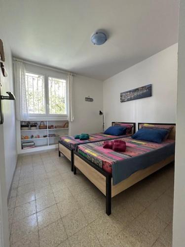 a bedroom with two beds in a room at CASSIS RDC Climatisé - Parking gratuit in Cassis
