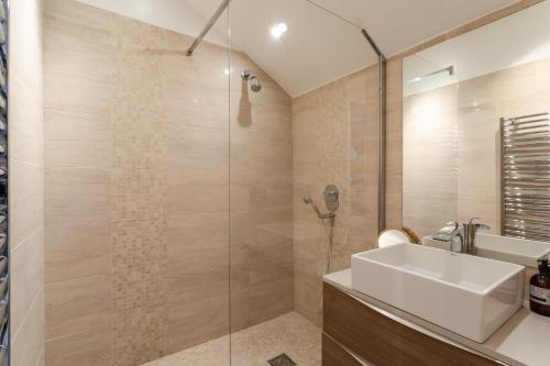 une salle de bain avec un lavabo et une douche dans l'établissement Le Deck'O - Appt dans l'hypercentre de Dinard, à Dinard