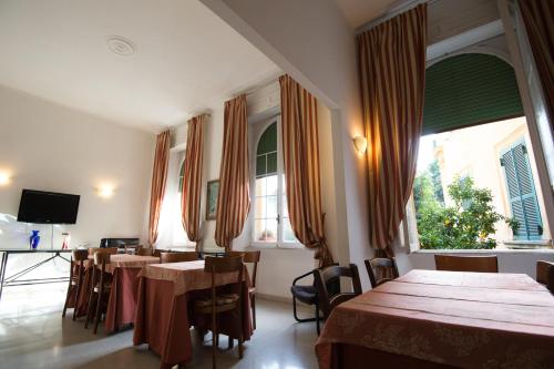 Una televisión o centro de entretenimiento en Hotel Major Aventinus