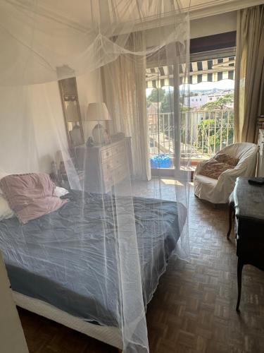 une chambre avec un lit avec moustiquaire dans l'établissement Cannes, à Cannes