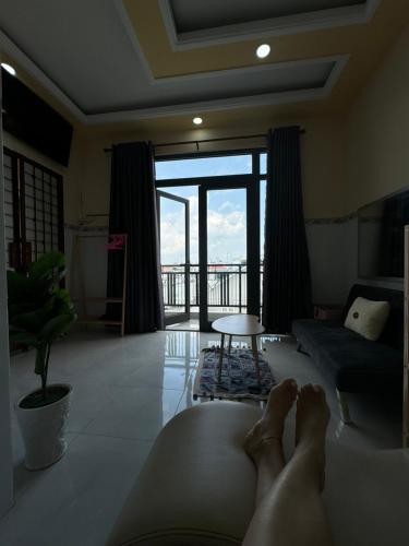 a person laying on the floor in a living room at NHÀ NGHỈ THANH XUÂN- Có cho thuê xe máy và xuất hóa đơn in Ấp Ðông An (1)