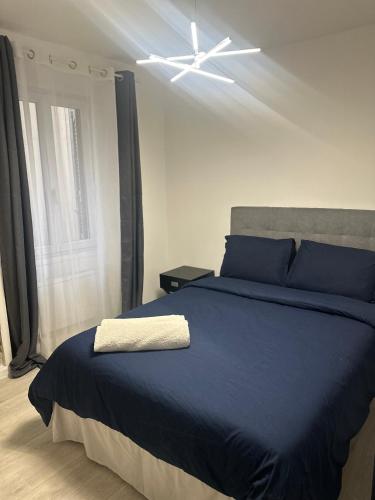 une chambre avec un lit bleu avec un ventilateur de plafond dans l'établissement Carras, à Nice