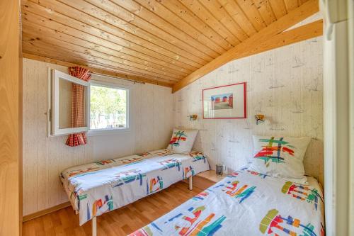 Postel nebo postele na pokoji v ubytování Chalet du bassin d'Arcachon N°15