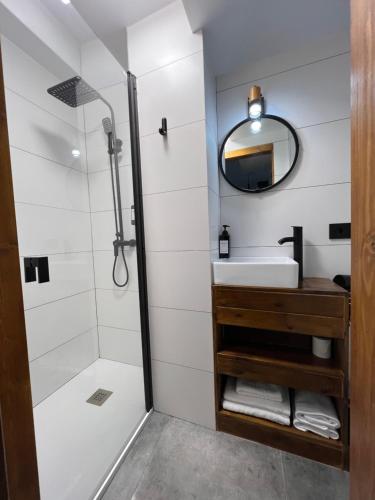 ein Badezimmer mit Dusche und Waschbecken in der Unterkunft Alojamientos Rías Baixas - Mares del Forte- Cangas in Cangas