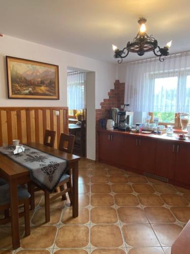 Kuchyň nebo kuchyňský kout v ubytování Wypoczynek u komperdow Jacuzzi&Basen ogrodowy