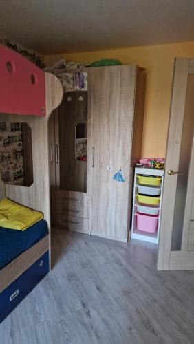 Una pequeña habitación con una litera y un armario. en MC apartments, en Rēzekne
