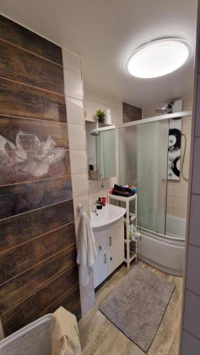Un baño con bañera, lavabo y ducha. en MC apartments, en Rēzekne