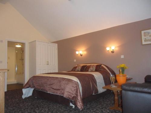 a bedroom with a bed and a couch at Old Oak Tree in Thirsk