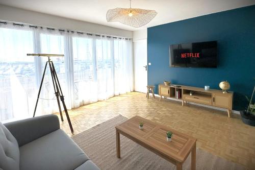 TV a/nebo společenská místnost v ubytování La Longue Vue-Appart vue mer avec balcon-parking